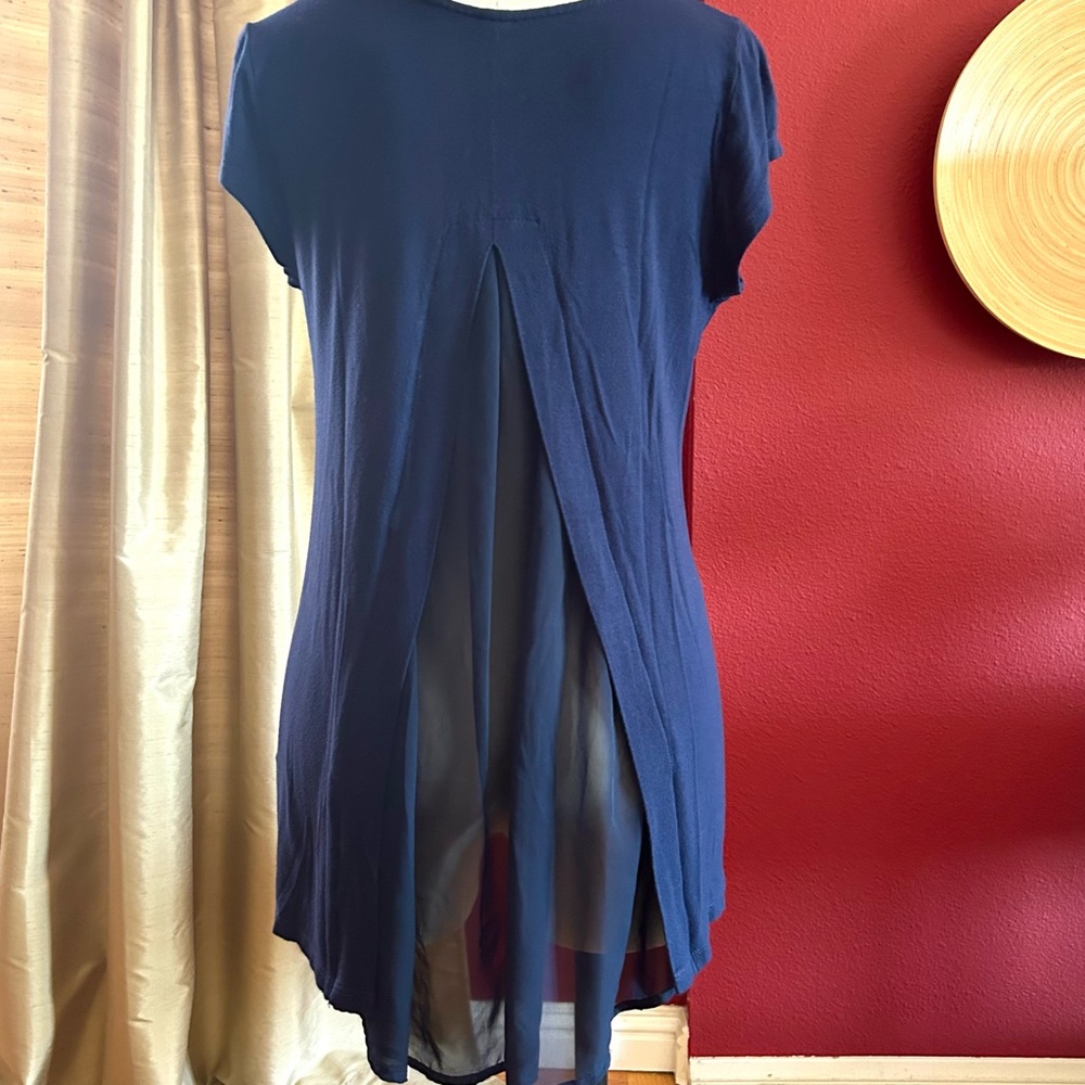 EUC Women's navy top short sleeves mix media crew neck hi lo size Medium